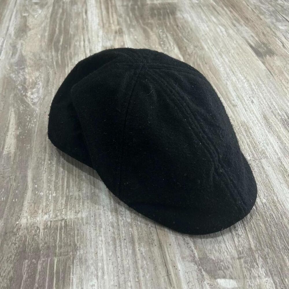 Van Heusen preppy minimalist winter wear black flat cap